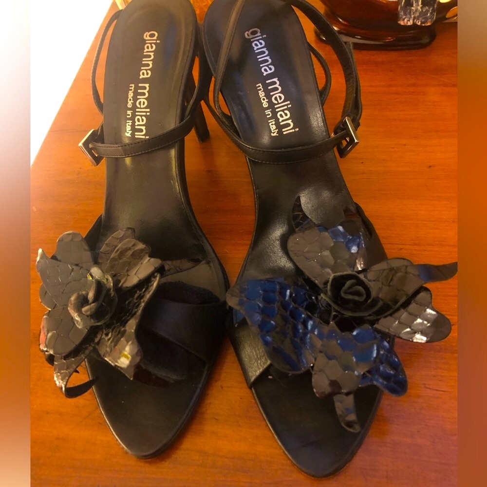 GIANNA MELIANI BLACK LEATHER ROSETTES ANKLE STRAP HEELS SZ 38.5 (8.5)
